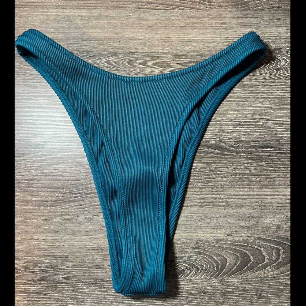 Kulani Kinis High Leg Vintage Cheeky Bottom